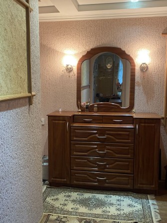 Продам 2-х кім. кв у центрі з меблями і ремонтом. - фото 1