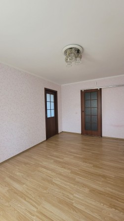 Продам 2-во кімнатну, район кінотеатру. - фото 1