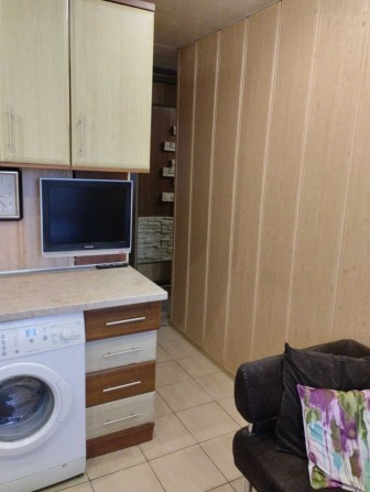 В продаже 2 комнатная квартира в центре. - фото 1