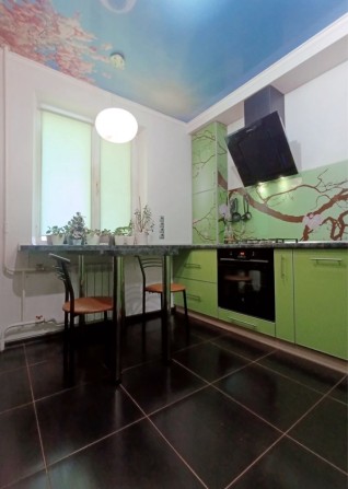 Велика квартира поруч з парком Чекмана з меблями і технікою - фото 1