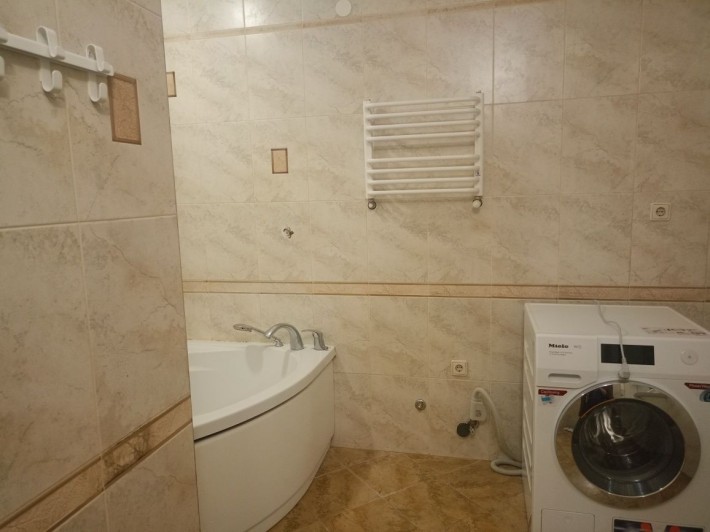 Простора 3-к квартира в самому Центрі міста - фото 1