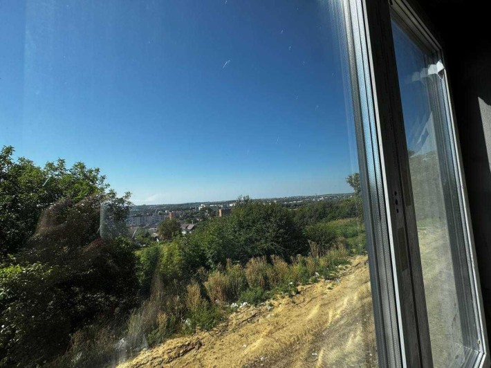 Одиничка в авілі з виглядом на місто - фото 1