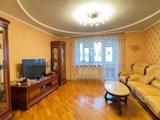 Продаж 3-к квартири  з ремонтом та видом на парк Липини