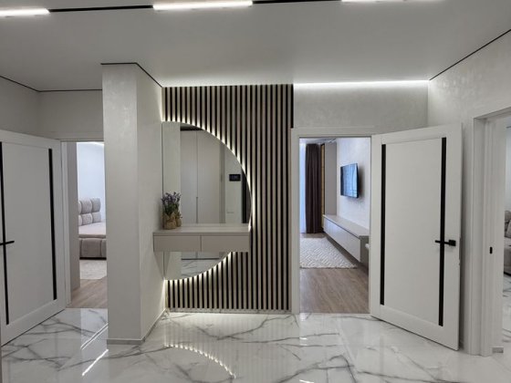 Квартира з сучасним ремонтом на березі Міського Озера з балконом