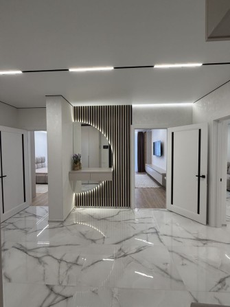 Квартира з сучасним ремонтом на березі Міського Озера з балконом - фото 1