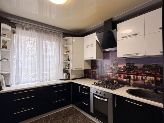 Є-Осеоя, Є-відновлення. Велика 5-ти кімнатна квартира. Угорники