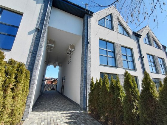 Продаж 3 кімнатної квартири зі своїм двориком Стоянка