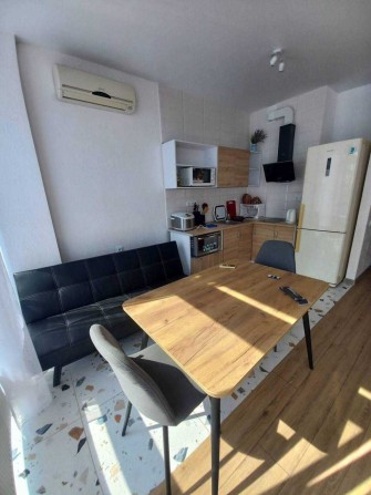 1 кімнатна квартира з ремонтом та меблями в новому ЖК!  До моря пішки 4-5 хвилин. - фото 1