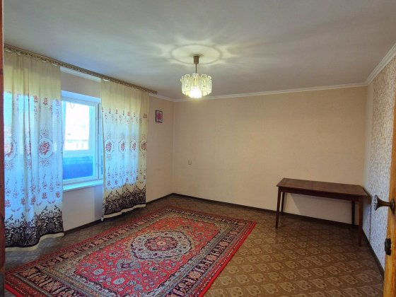 3х кімнатна квартира на третьому поверсі цегляного будинку