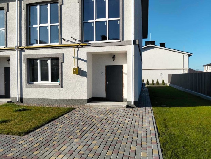 Продаж таунхауса: 2 поверхи, 2 паркомісця, чорнова електрика готова! - фото 1