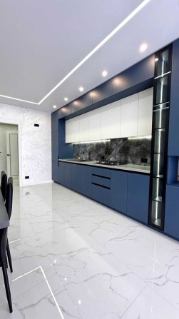 2-кімнатна + кухня-вітальня з ремонтом та меблями в центрі - фото 1