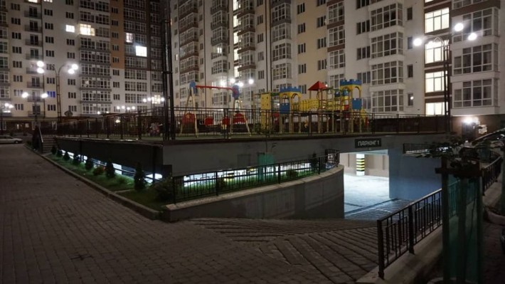 Здана, Центр,Трикімнатна,  ліфт працює, (Бандери-Сахарова) - фото 1