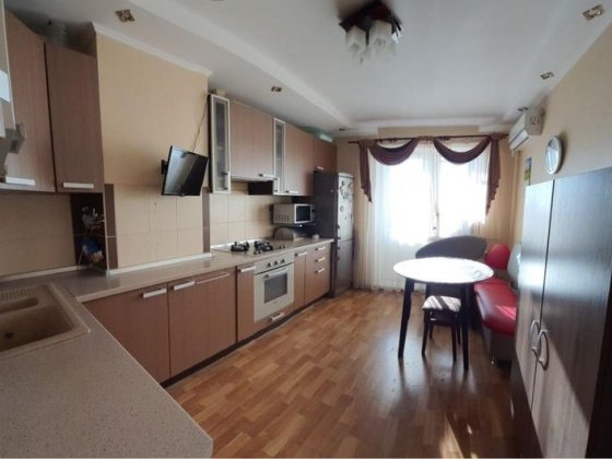 Простора 2 кімнатна квартира 66,6 м2 у Бучі з ремонтом та меблями Буча