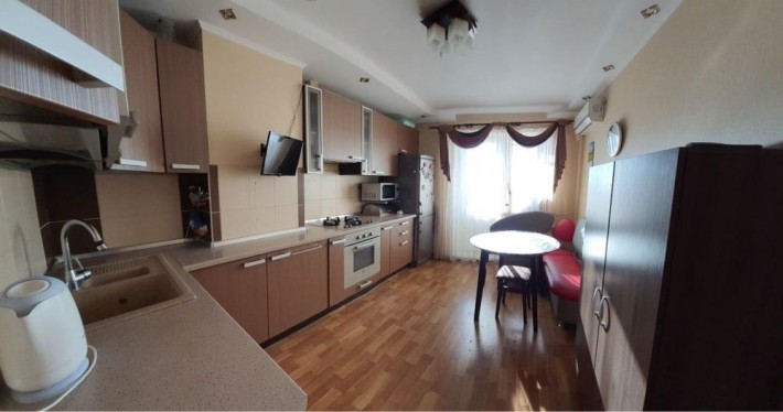 Простора 2 кімнатна квартира 66,6 м2 у Бучі з ремонтом та меблями - фото 1
