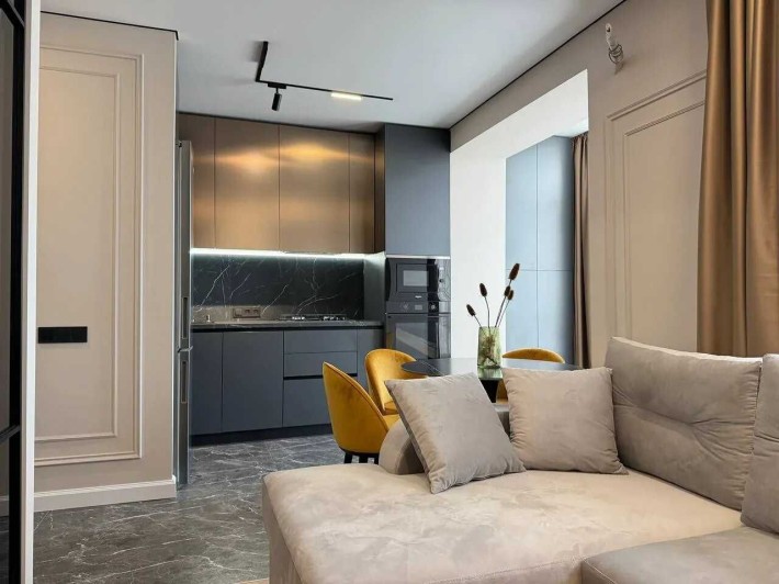 Однокімнатна з дизайнерським ремонтом у центрі - фото 1