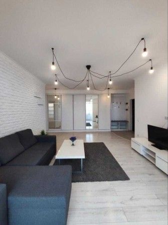 Продам простору та світлу двокімнатну квартиру в центрі міста! - фото 1