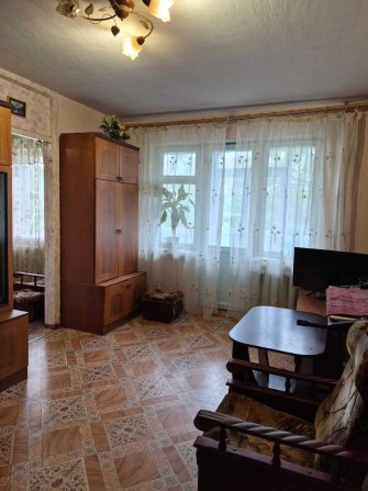 Продам 2 кімн. квартиру в ЦЕНТРІ. 4/5 пан. Житловий стан. 34000 - фото 1