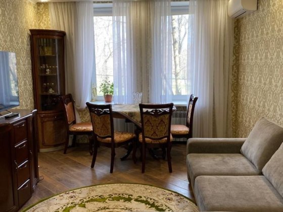 Продаж гарної 3- х кімнатної квартири «сталінка» з ремонтом в центрі, Пл. Визволення Кривой Рог