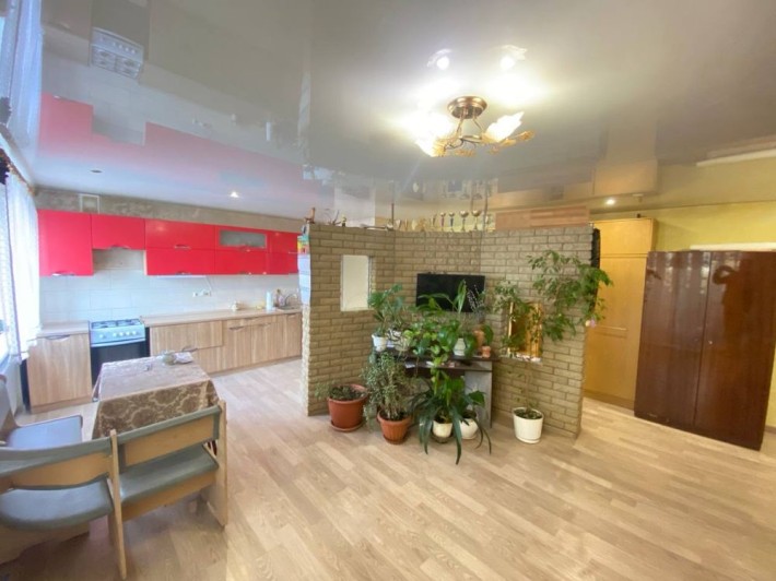 Продаж 3х кімнатної квартири студії на Молодіжному біля зуп. Техучилище - фото 1