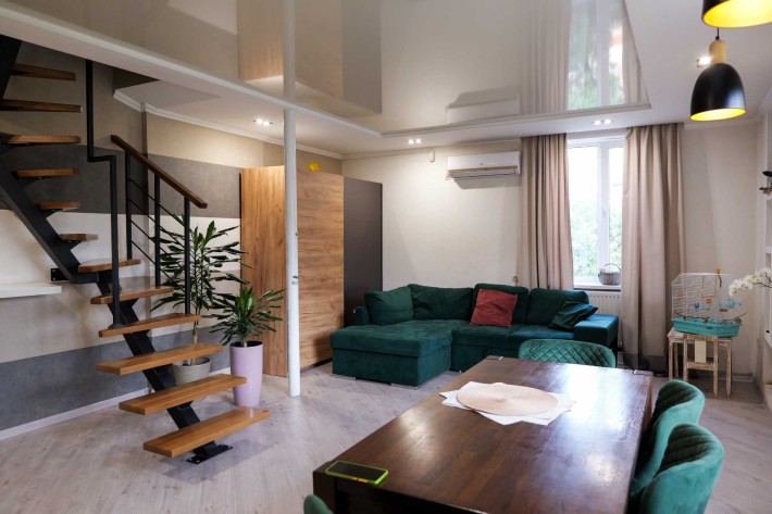 Стильна дворівнева квартира в центрі! - фото 1