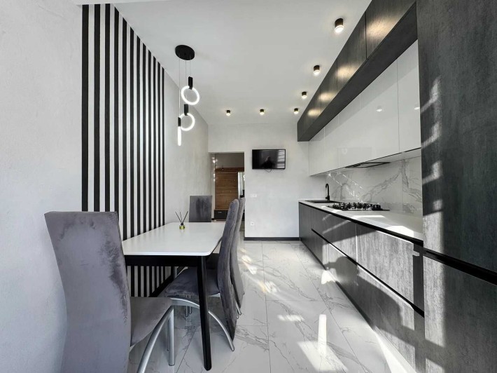 Терміново! Двокімнатна квартира з стильним ремонтом І газове опалення! - фото 1