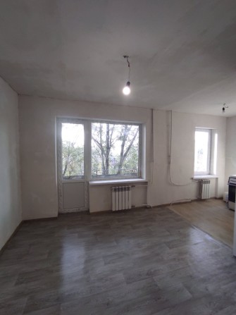 Продам охайну малютку-малосімейку на Ластівці своя кухня санвузол балкон і пові стіни вікна батареі. - фото 1