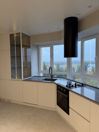 Продам квартиру з ремонтом та меблями  в новобудові з виглядом на Дніпро - фото 1