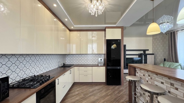 Повноцінна 4-кімнатна квартира. Газ! Мінімальне оформлення - фото 1