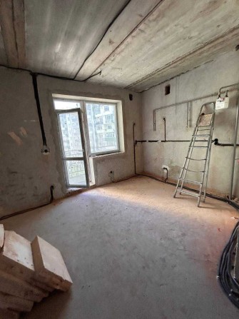 Продаж 3-кім квартири в обжитій новобудові, двостороння з балконом - фото 1