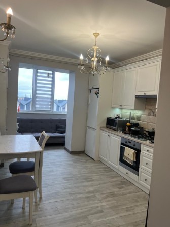 Продам 1 кімн квартиру  53 m2 5/10 цегла - фото 1