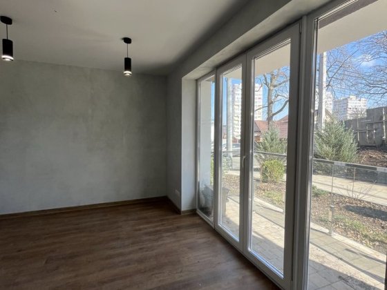 ЄОселя! Сертифікат! 2 к квартира з частковим ремонтом! Мін. Оф!