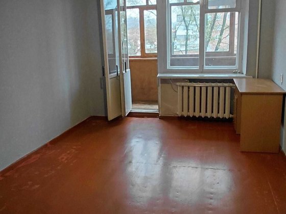 Поділ 2к квартира на середньому поверсі Полтава