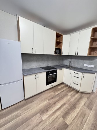 Продам квартиру з новим і сучасним ремонтом, меблями, технікою! - фото 1