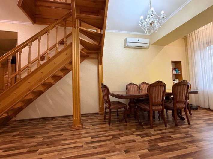 Продаж двоповерхової квартири. 6 кімнат. 175м2. Центр вул. Комерційна - фото 1