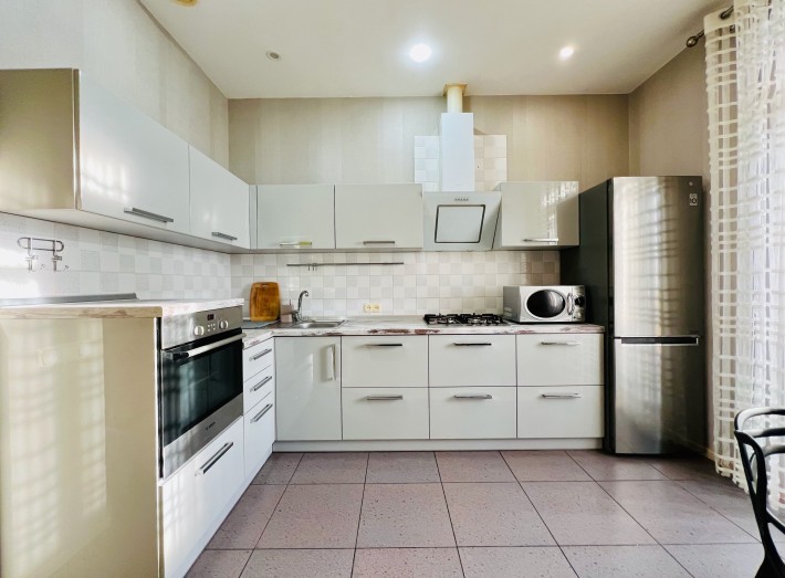 Продам гарну квартиру в Центрі міста - фото 1