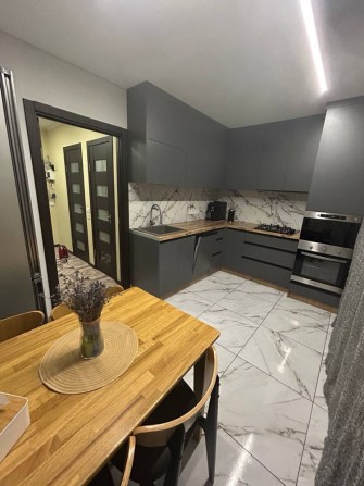 ТЕРМІНОВО! Стильна 2-к квартира з ремонтом і меблями. Можна по держ. програмах - фото 1