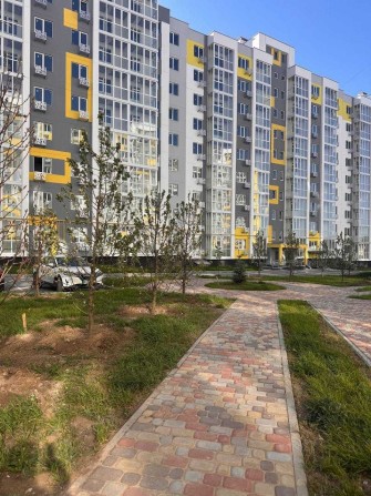 Однокімнатна 41м²/10м² ЖК Пелюстковий. Вікна у двір - фото 1