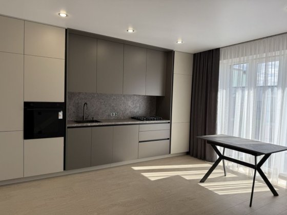 Продаж квартири де кухня-вітальня, спальня, гардеробна та кладова Ровно