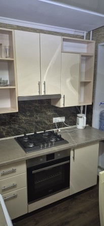 Продам 1 кімнатну квартиру на проспекті Перемоги  в гарному стані - фото 1