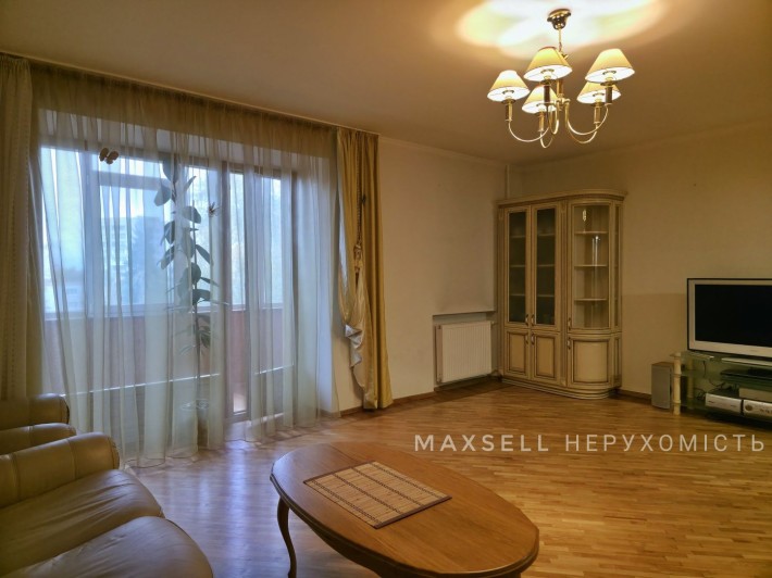 Продам простору 4-кімнатну квартиру в центрі міста - фото 1