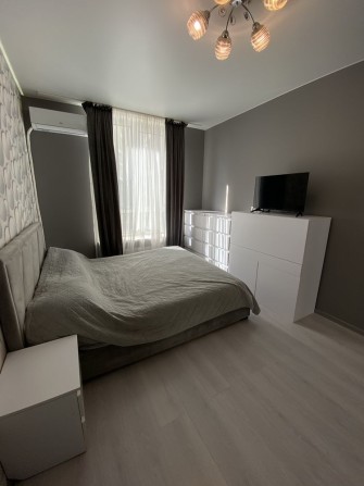 Квартира з дизайнерським ремонтом біля столиці в сучасному ЖК! - фото 1