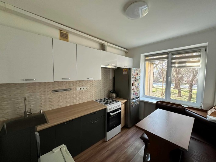 Продам простору 2-ну квартиру в центрі міста. - фото 1