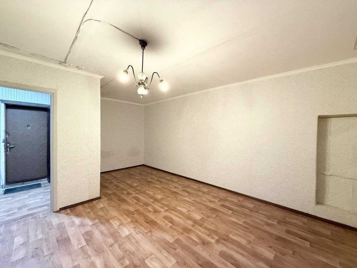 Продаж квартири в цегляному будинку. 5/9 поверх. Балкон - фото 1