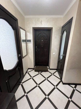 Продам дворівневу новобудову неподалік центру. 2 окремі кімнати - фото 1