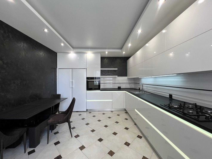 Стильна 3 кімнатна квартира з чудовим плануванням та класною локацією - фото 1