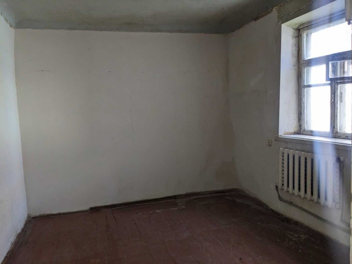 Центр. Продам квартиру без ремонту в одноповерховому будинку з гаражем. - фото 1