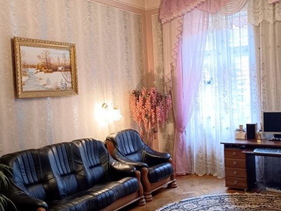 Продається 4 км квартира ( 132,3м.) навпроти облдержадміністрації Чернівці