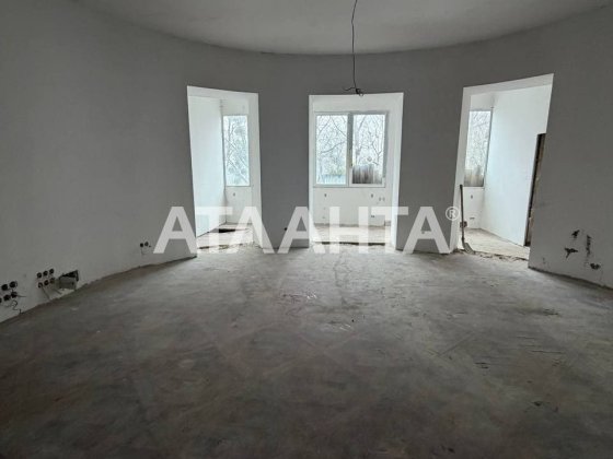 Простора дворівнева квартира в старому Центрі Чернівці