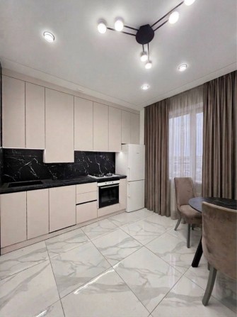 Продам 1К НОВОБУДОВУ З РЕМОНТОМ, МЕБЛЯМИ та ТЕХНІКОЮ вул. Кармелюка, р-н Винниченка - фото 1