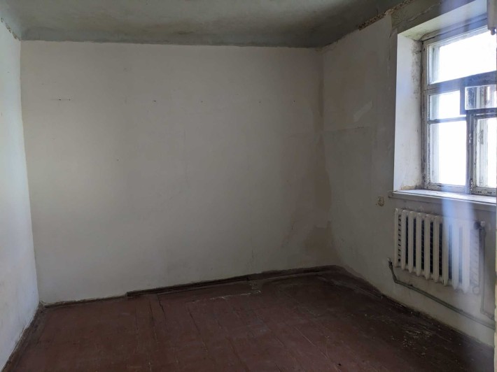 Центр. Продам квартиру без ремонта в одноэтажном доме, с гаражом - фото 1